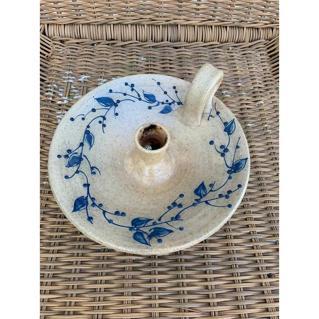 Hermoso portavelas de cerámica pintada con ramas de baya