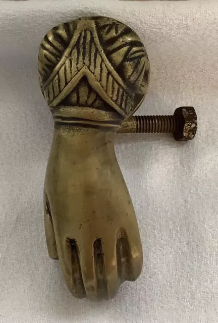 Ancien heurtoir de porte en bronze. forme de main tenant une boule H