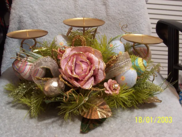 Pieza central con soporte para velas de pilar de Pascua - huevos-mariposa-flores-cinta-hojas