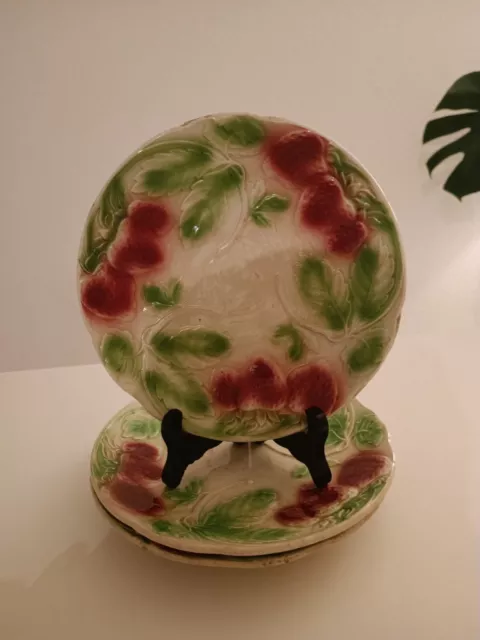Lot de 3 Assiettes en barbotine à motifs de fraises et feuillage rouge et vert.