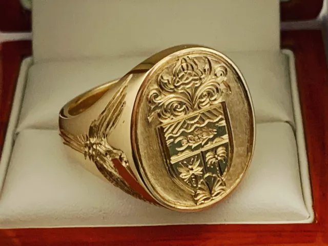 9ct hallmarked heavy gents family "Coat of arms" signet ring hand engraved