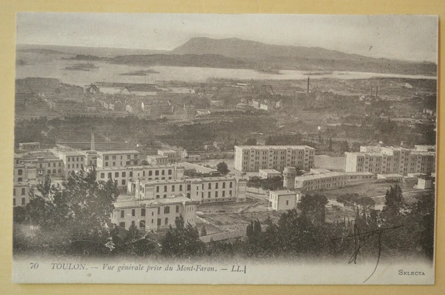 Toulon - Vue générale de la ville, de la rade et de l'escadre survolée
