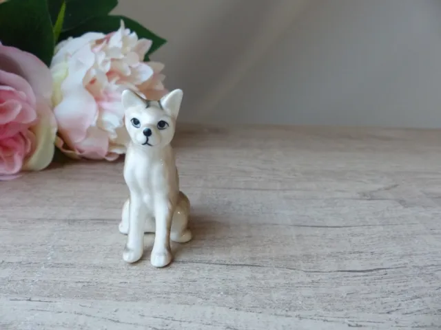 Figurine Miniature Miniature Chat Beige et Marron Assis en Porcelaine