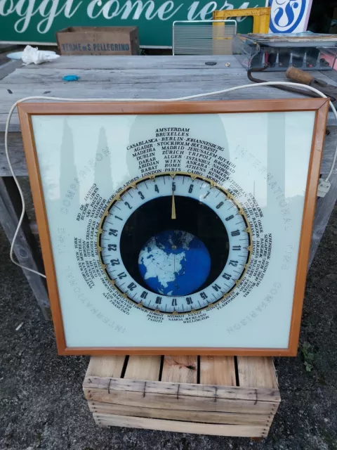 INTERNATIONAL TIME COMPARISON CLOCK Orologio da parete Luminoso Fuso Orario