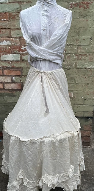 Sottoveste vintage con cerchio crema prato cotone teatro. Necessita di alcune riparazioni.