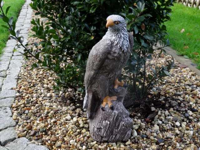 Steinfigur Tierfigur Adler Greifvogel Falke braun weiß patiniert.