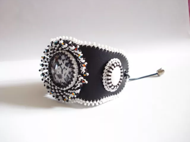 Bracelet manchette Noir & blanc en perles, cabochons et cuir, Neuf