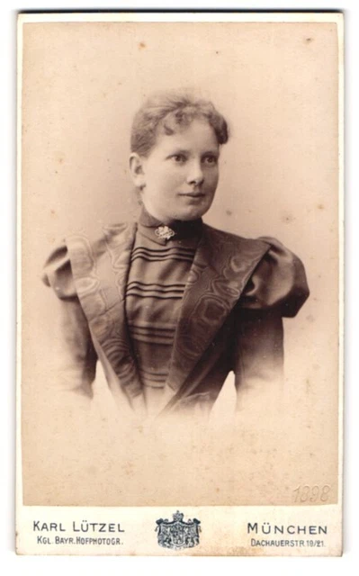 Fotografie Karl Lützel, München, Dachauerstr. 19-21, Junge Dame im Kleid mit Kr