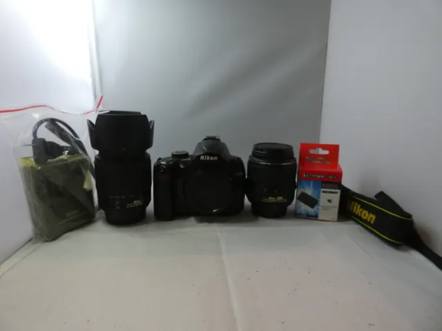 Nikon D D5000 Shutter count is only '800' Comes with 2 lens. Looks & works great