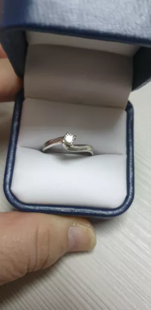 anello solitario in oro bianco 18 kt  con diamante naturale per ct 0.20