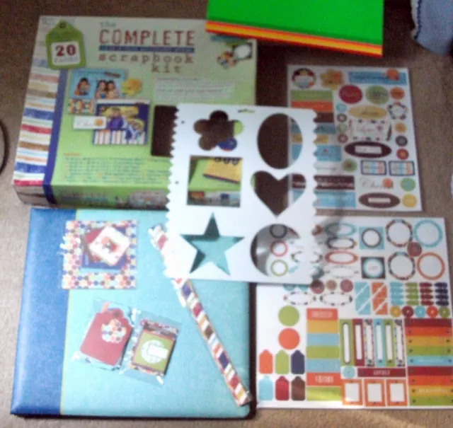 Álbum encuadernado con publicaciones de 12"" x 12"" 20 páginas con hojas, insertos y pegatinas, etc.