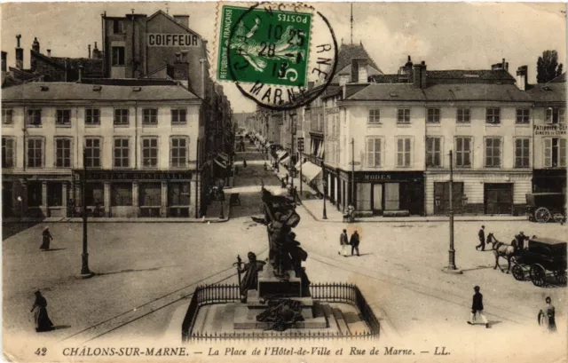 CPA CHALONS-sur-MARNE - La Place de l'Hotel-de-Ville et Rue de Marne (742844)