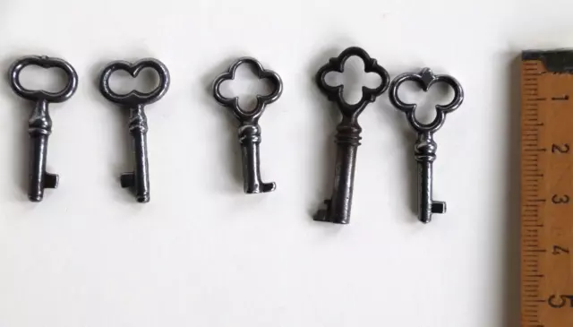 Konvolut - 5 alte kleine Schlüssel Kassettenschlüssel - Eisen