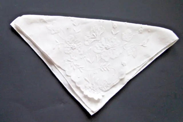 Vintage Linen  Raised Embroidery Work Daisy and Leaves Rolled Edge Hanky White