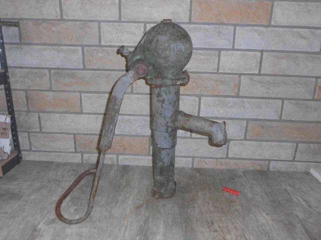 alte Wasserpumpe     Gusseisen  Nr. 588
