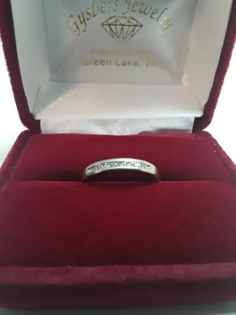 Anillo con banda de diamantes de oro blanco 10k 8 diamantes naturales talla 5,25 estampado, probado 10 k