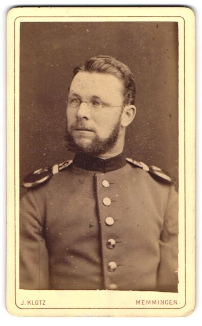 Fotografie J. Klotz, Memmingen, Portrait Soldat in Uniform mit Epauletten und B