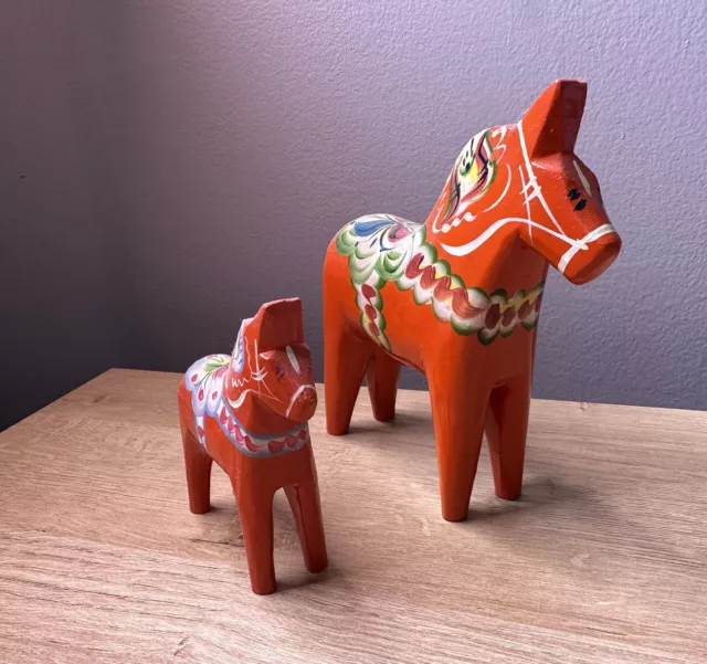 Caballos Dala suecos - cuello ancho - pintados folclóricamente - antiguos vintage (lote de 2)