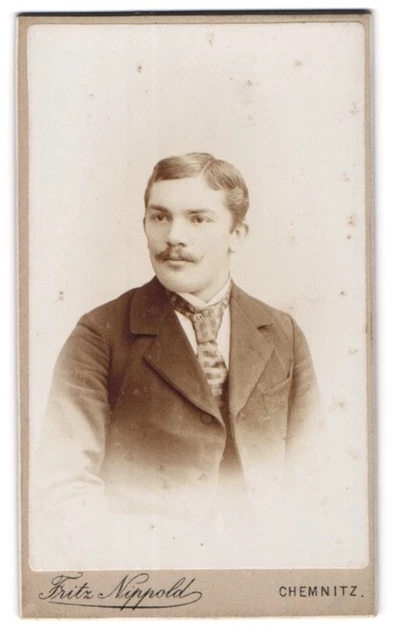 Fotografie Fritz Nippold, Chemnitz, Zwickauerstr. 2, Elegant gekleideter Herr m