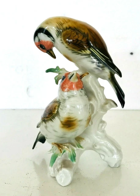 groupe porcelaine polychrome représentant deux Chardonnerets cachet. XX siècle .
