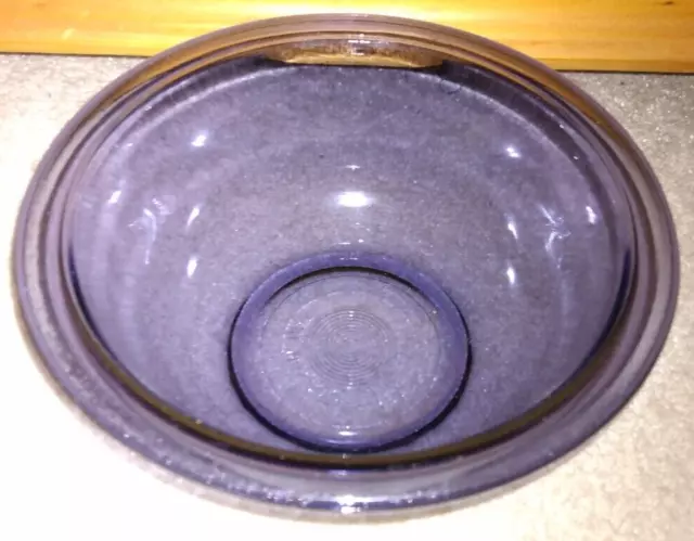 VINTAGE PURPLE AMETHYST PYREX GLASS MIXING BOWL 7 1/8" dia 3.5" DEEP