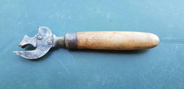 Ouvre-boîte / Décapsuleur Ancien Inox Et Manche Bambou - France
