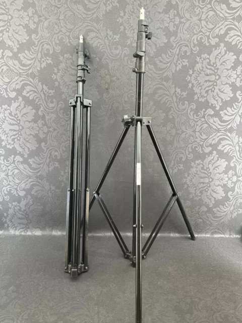 Trípode usado aluminio foto compacta ONE TRIMAX 307 - 84"" con soporte de luz negro