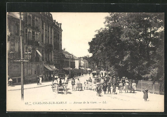 CPA Chalons-sur-Marne, Avenue de la Gare, many of the children