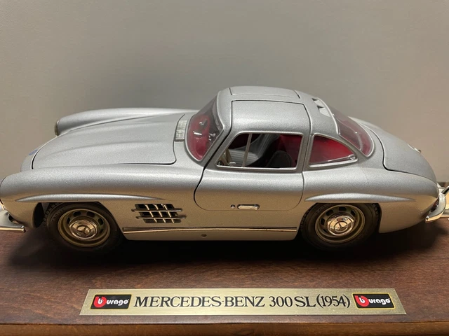 MERCEDES BENZ 300SL coupé 1954 bordeaux 1/18 BURAGO 3013 voiture miniature coll