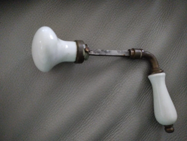 POIGNEE DE PORTE en ancienne. porcelaine, bequille et ovale EUR 10,00