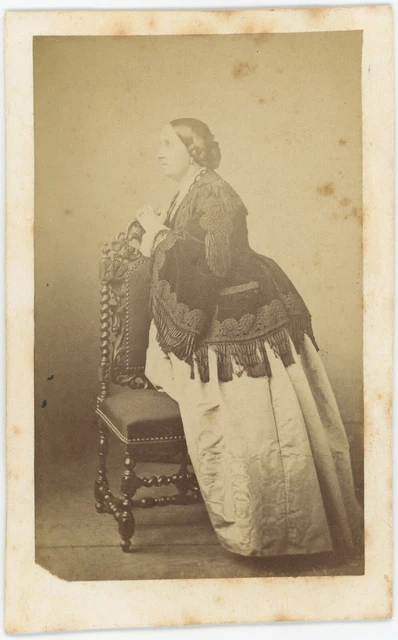 CDV MOUSSIER : Femme en pied accoudée sur colonne Réf B48