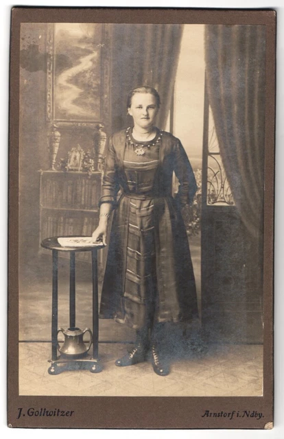 Fotografie J. Gollwitzer, Arnstorf i. Ndby., Portrait junge Dame im modischen K
