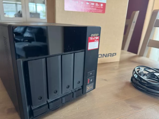 QNAP TS-473A-8G 4-Schächte SATA 6Gb/s 32GB RAM NAS Server - Schwarz