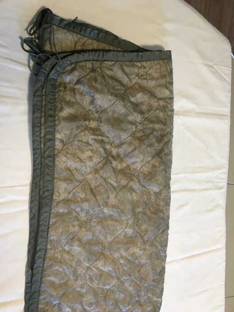 Poncho Liner ACU Woobie NSN 8405-01-547-2559 very good condition Poncho Liner ACU Woobie NSN 8405-01-547-2559 very good condition