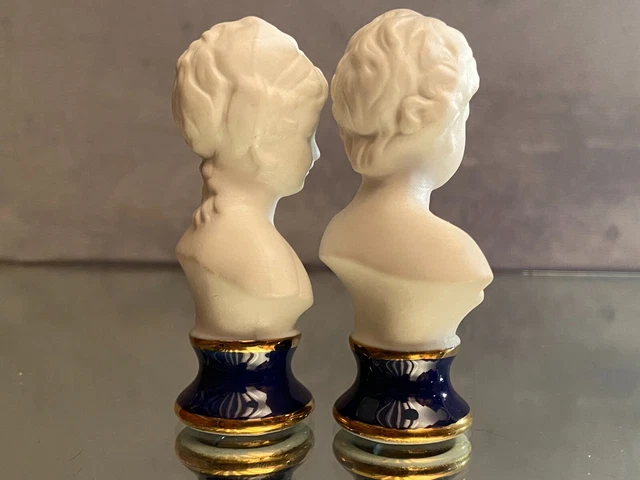 Paire de bustes d'enfants en biscuit de porcelaine marqué d'un N 3