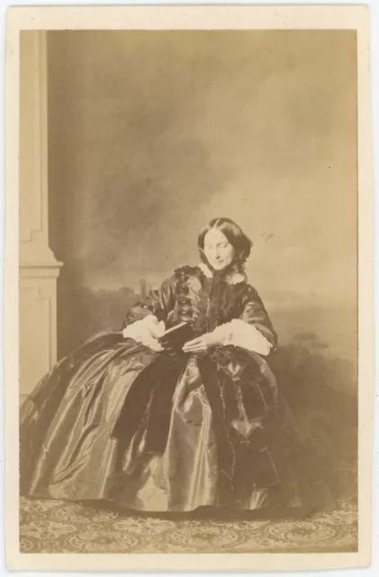 CDV circa 1860. Femme de la noblesse parisienne à identifier.