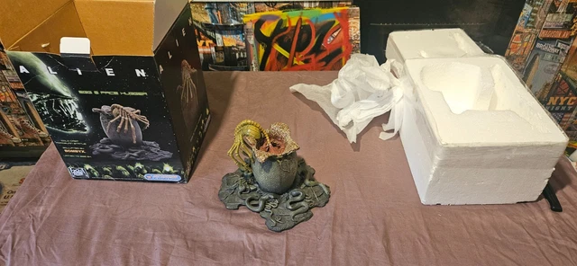 ATTAKUS エイリアン ALIAN EGGS & 1 FACE HUGGER Aliens and Predators