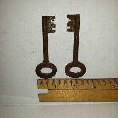 Antique Style Rusty Cast Iron Skeleton Keys (2) Ornate Design Decor Crafts 3"