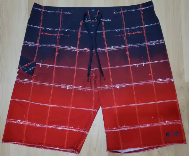 Oakley Red Black Gray Stripe Board Shorts Surf Swim Trunks Stretch Mens Size 40 Oakley Red Black Gray Stripe Board Shorts Surf Swim Trunks Stretch Mens Size 40