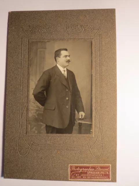 Strasburgo - uomo in piedi con barba in abito - sfondo / KAB Art Nouveau