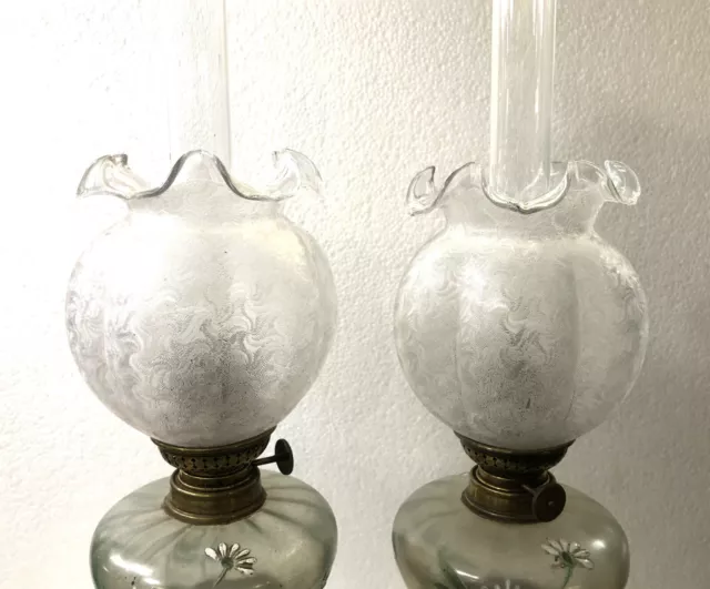 paire de globe de lampe à pétrole / huile en cristal de BACCARAT gravé à l'acide