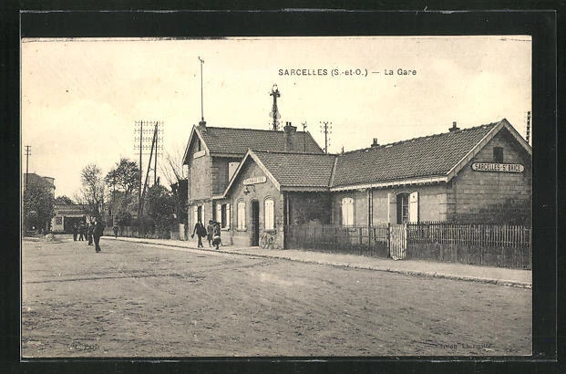 CPA Sarcelles, La Gare, vue de la rue am La Gare