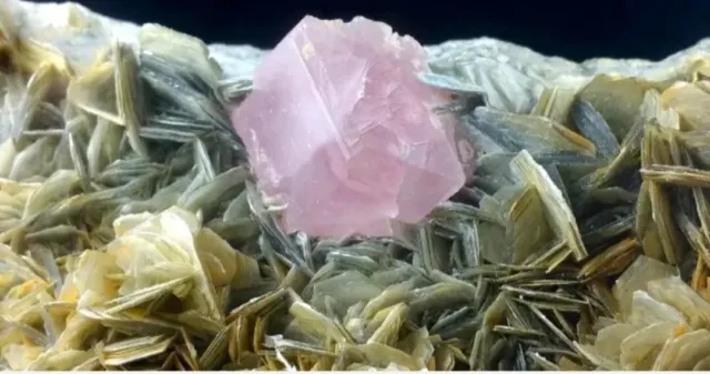 4710 CT (942g)Huge Size Museum Grade Pink  Terminated Apatite With Mesquite Mica