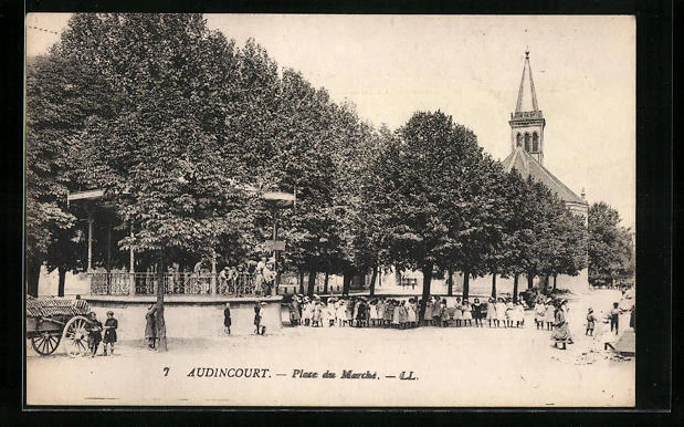 CPA Audincourt, Place du Marche, L'Eglise