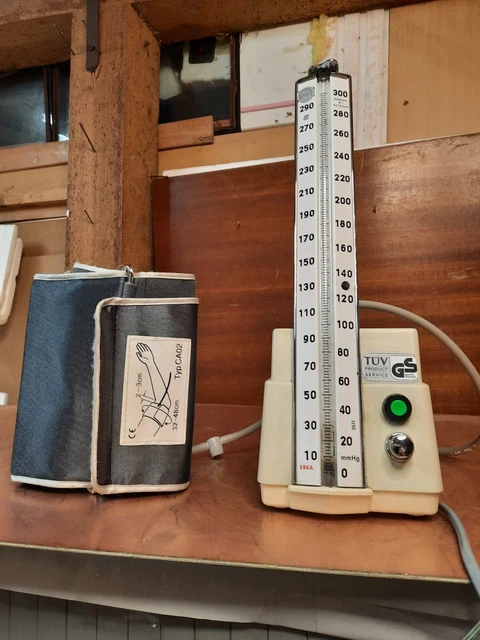 Alter Blutdruckmesser Blutdruckmeßgerät ERKA mit die Armmanschette