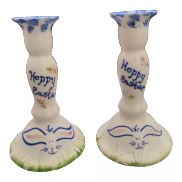 De colección. Nuevo juego de 2 candelabros Geneva Stoneware Co"" Hoppy Easter