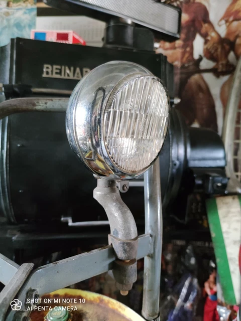 Ancien phare feu de Vélo ou Moto Vintage avec patte de