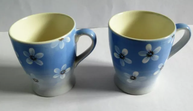 2 x Whittard of Chelsea blau-weiße Blumen Tassen handbemalt