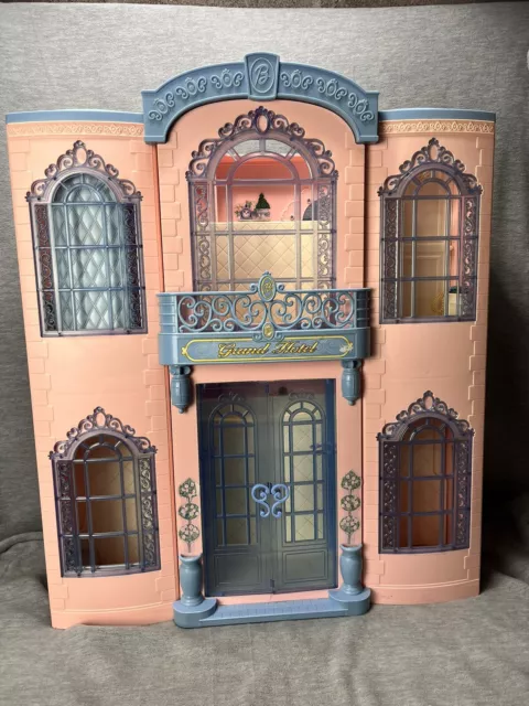 Vintage Barbie Grand Hotel Mattel 2001