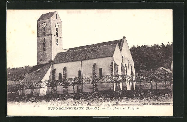 CPA Buno-Bonneveaux, La place et l´Eglise